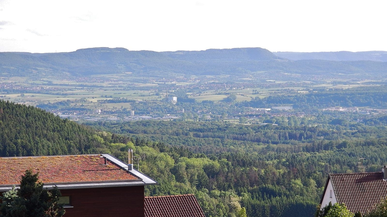 Blick über das Filstal in Richtung Göppingen, im Hintergrund der Albtrauf