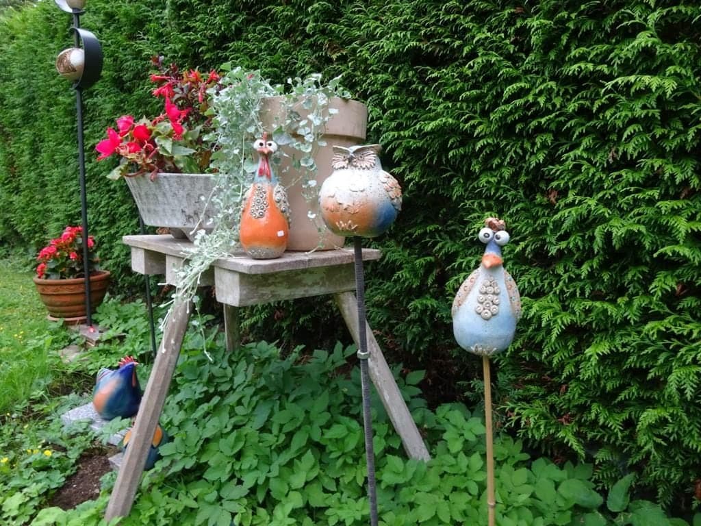 Handgefertigte Gartenkeramik von Herkenroth-Keramik: Stelen und Kugeln in der Garten-Ausstellung