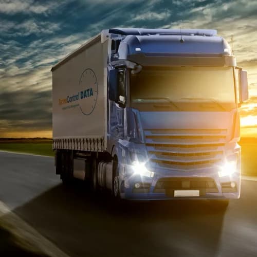 LKW mit TachoControl-DATA-Beschriftung auf der Autobahn