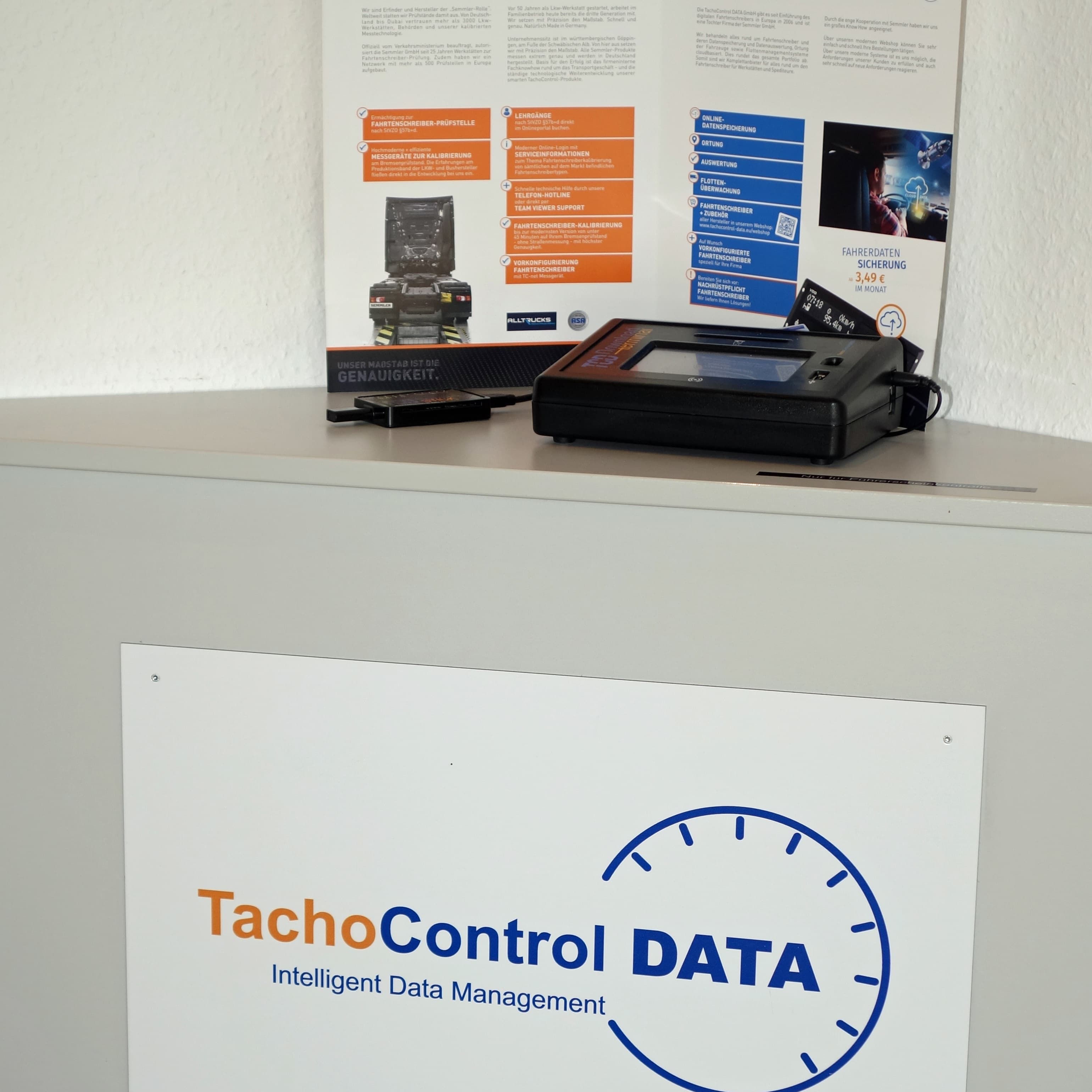 TachoControl-DATA-Messestand mit Fahrtenschreiber-Terminal und Infomaterial